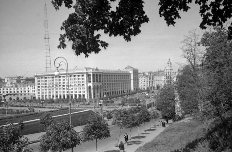 У мережі показали, який вигляд мала перша телерадіовежа Києва на Хрещатику в 1950–70-х роках. Архівні фото