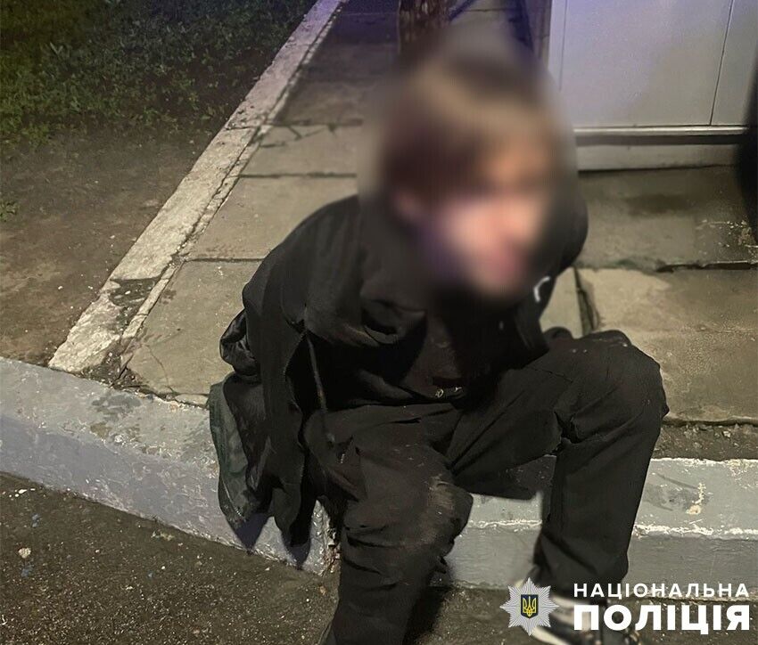 У Києві чоловік напав із ножем на працівника АЗС через відмову налити паливо у пластиковий бутель. Фото