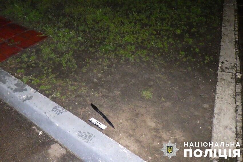 В Киеве мужчина напал с ножом на работника АЗС из-за отказа налить топливо в пластиковую бутыль. Фото