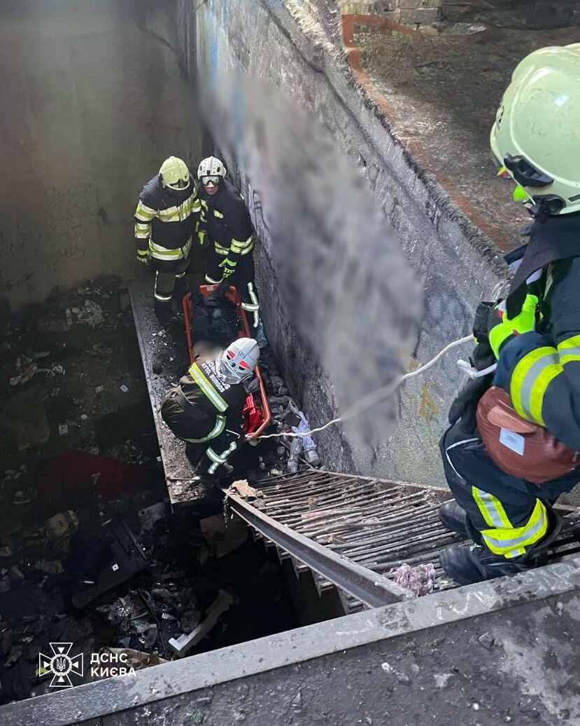 У  Києві на Оболоні рятувальники витягнули чоловіка з 8-метрової ями. Фото
