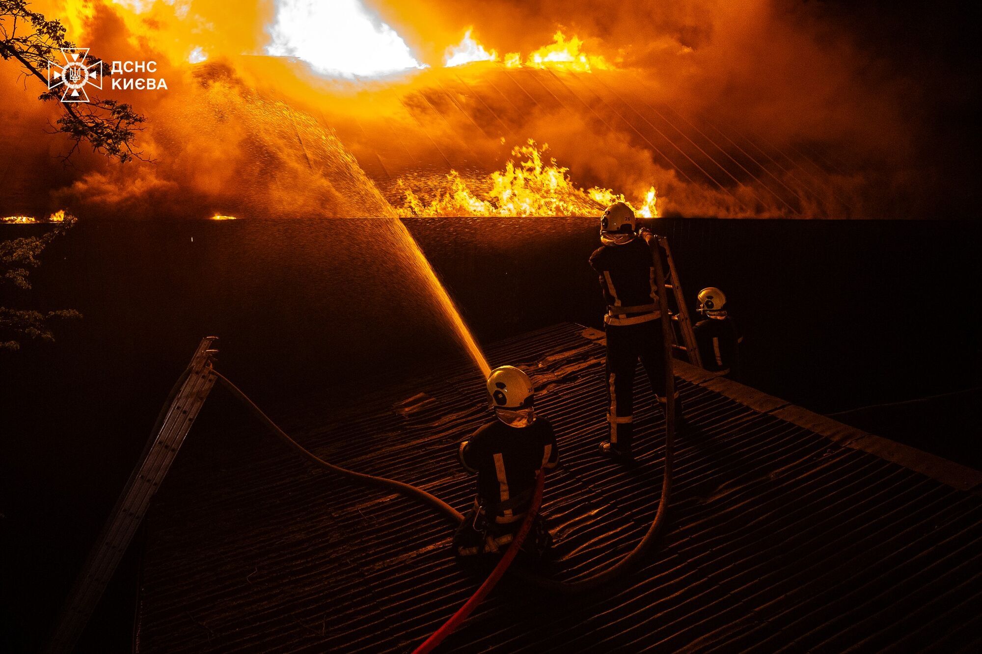 У Києві понад 3 години гасили пожежу в лазні на території ресторанного комплексу. Подробиці і відео