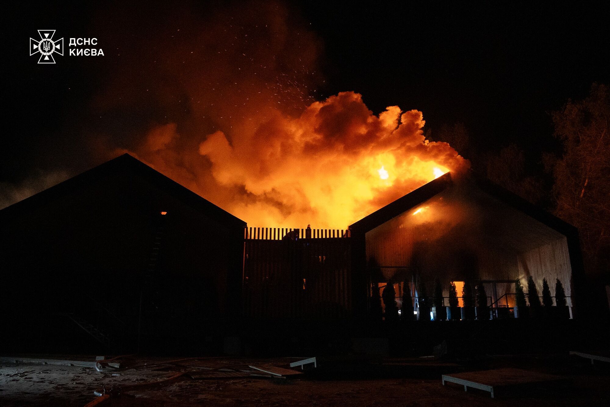 У Києві понад 3 години гасили пожежу в лазні на території ресторанного комплексу. Подробиці і відео