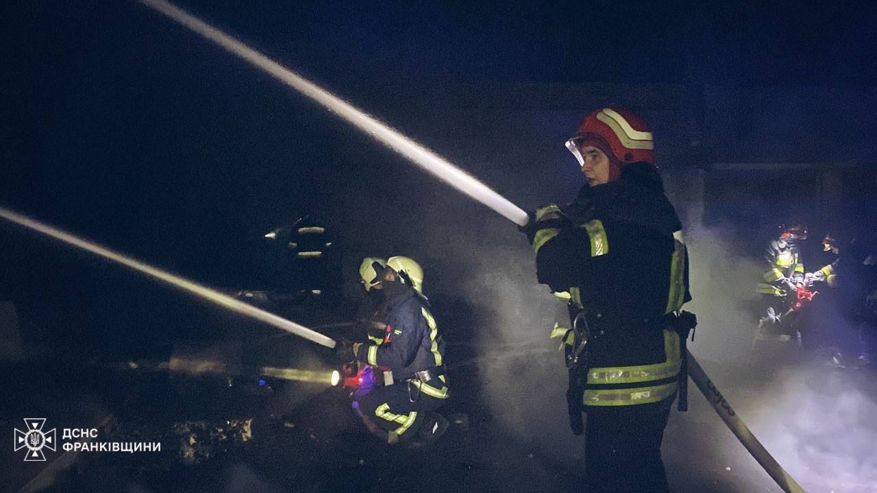 Ціллю окупантів на Івано-Франківщині став об’єкт критичної інфраструктури: сталася пожежа. Фото