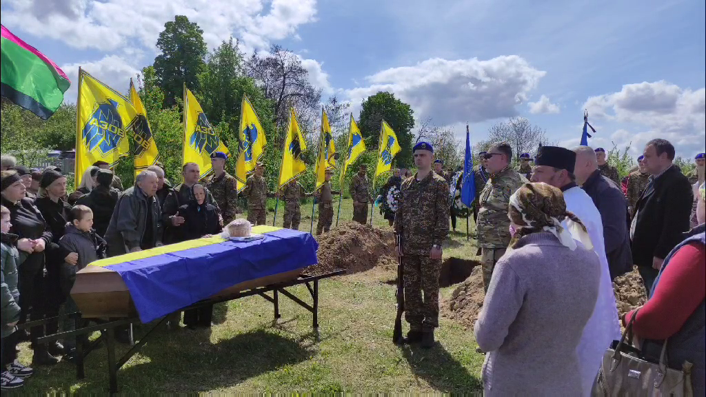 Несмотря на ранение до последнего дыхания, защищал Украину: на Киевщине попрощались с Героем-азовцем