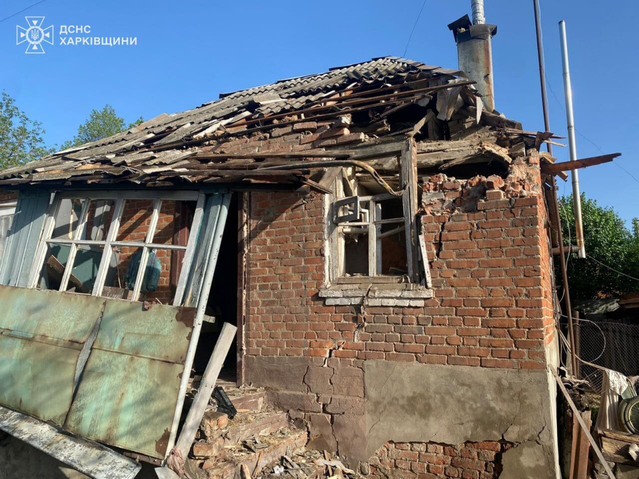 В Харьковской области из-под завалов после ракетного удара РФ вытащили тело мужчины: фото