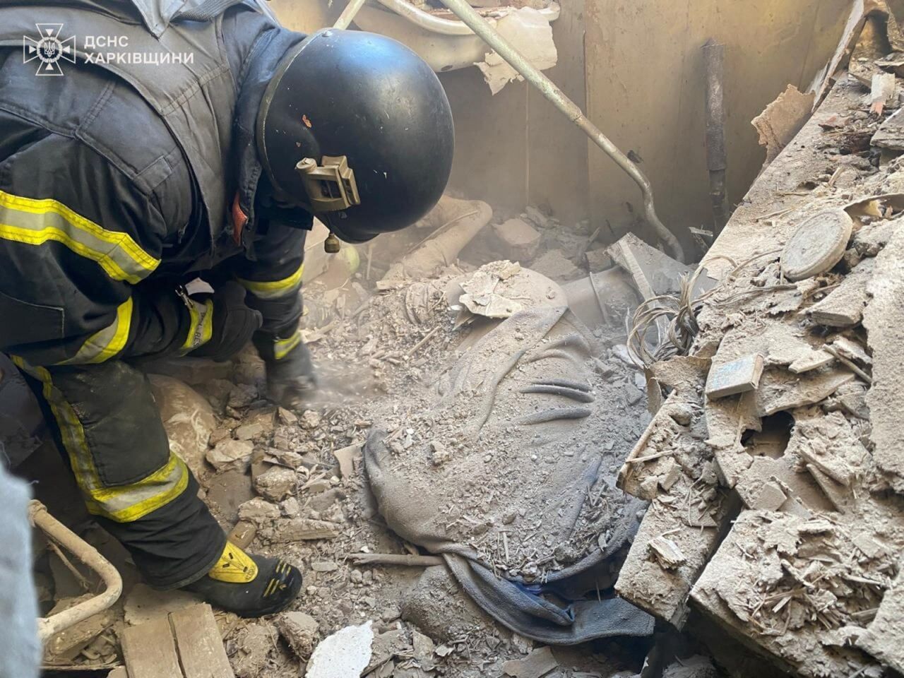 В Харьковской области из-под завалов после ракетного удара РФ вытащили тело мужчины: фото