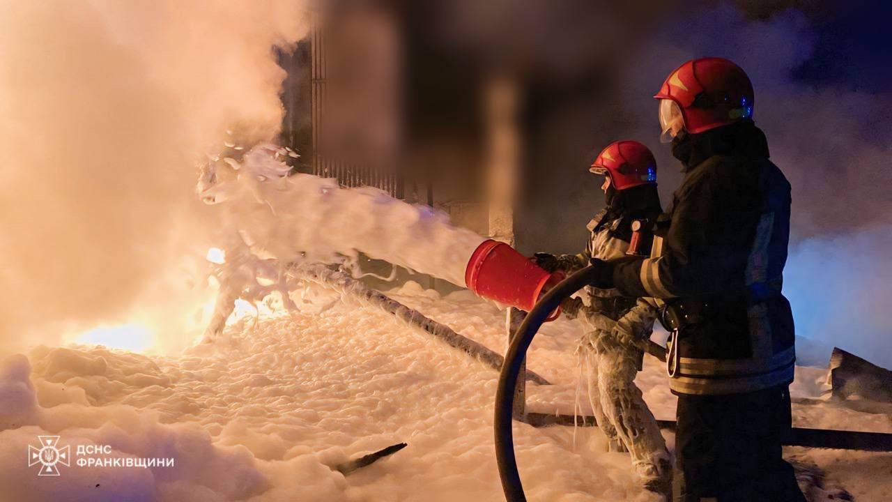 Пожары продолжают тушить: в ДТЭК показали поврежденные войсками РФ электростанции. Фото