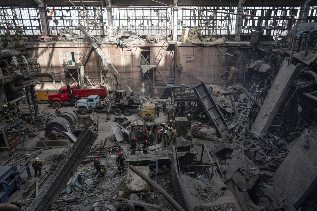 Пожары продолжают тушить: в ДТЭК показали поврежденные войсками РФ электростанции. Фото