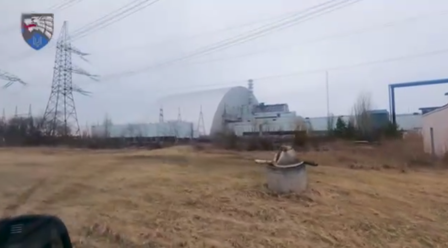 "Мы подняли флаг!" Оператор ССО показал уникальные кадры "зачистки" Чернобыльской зоны в апреле 2022 года