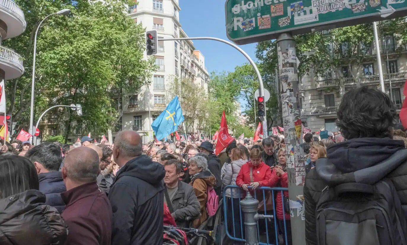 Тысячи людей вышли в Испании уговорить премьера Педро Санчеса остаться