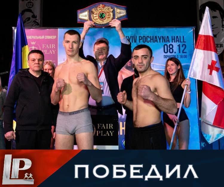 Суперник непереможного українського боксера відмовився продовжувати бій, віддавши чемпіонський пояс. Відео