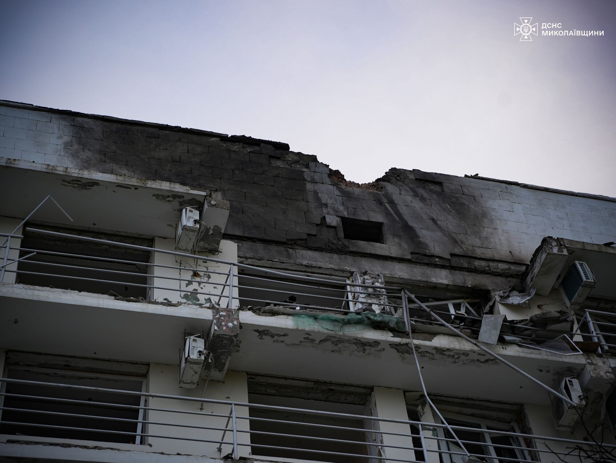 Оккупанты атаковали Николаев: повреждены две гостиницы и объект инфраструктуры. Фото и видео
