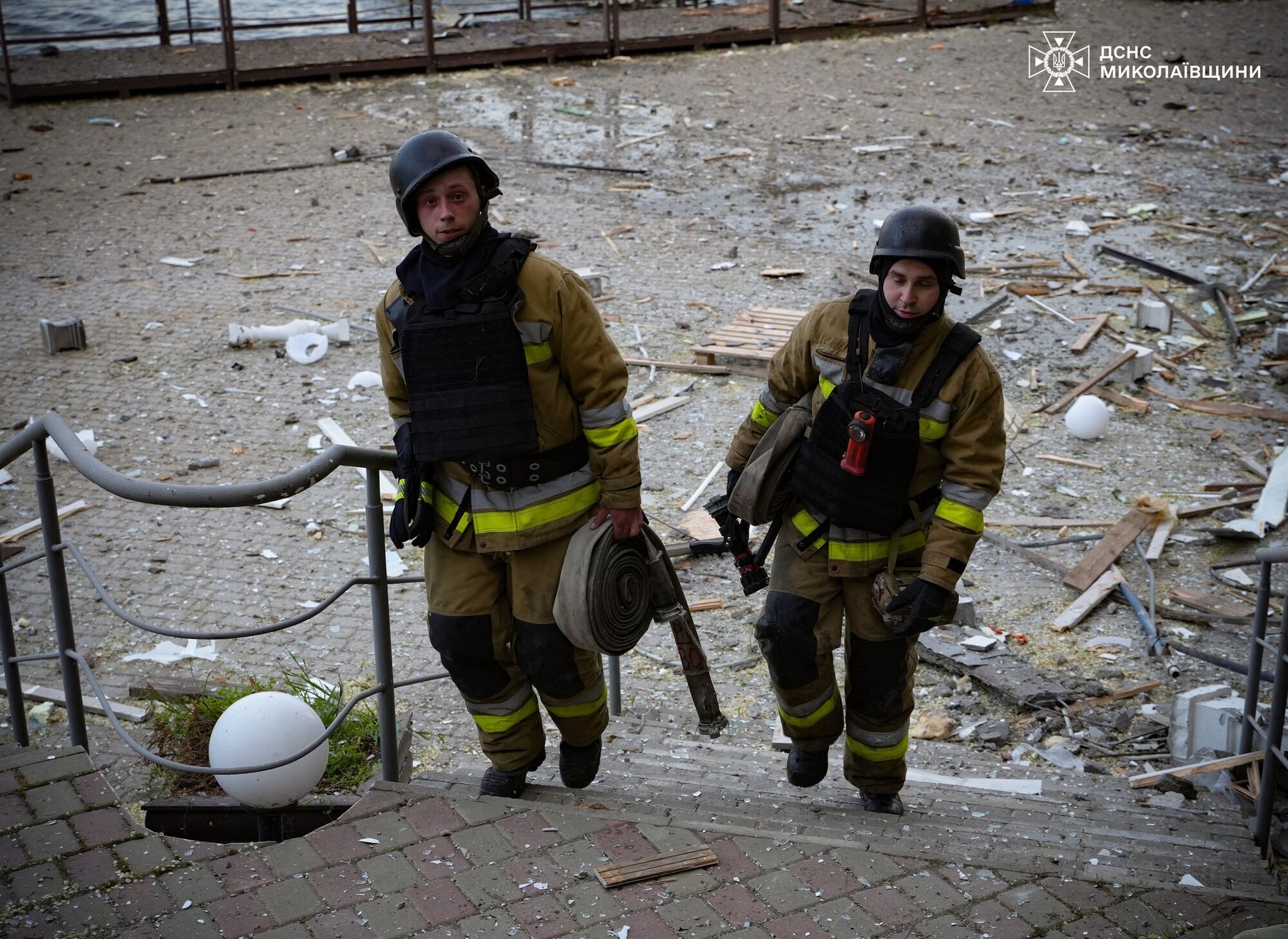 Оккупанты атаковали Николаев: повреждены две гостиницы и объект инфраструктуры. Фото и видео