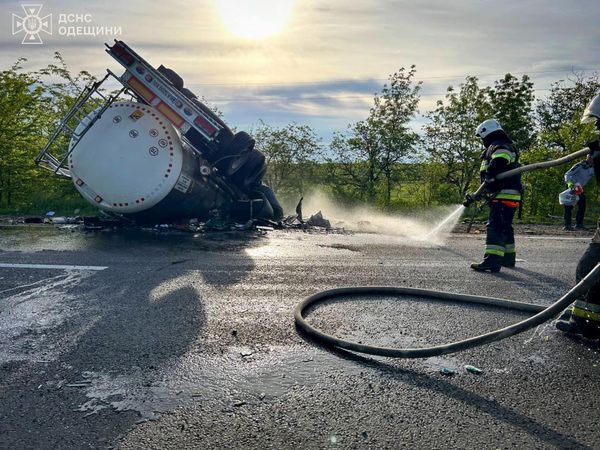 На Одещині сталася аварія з вантажівками, один з водіїв загинув: з'явились подробиці. Фото