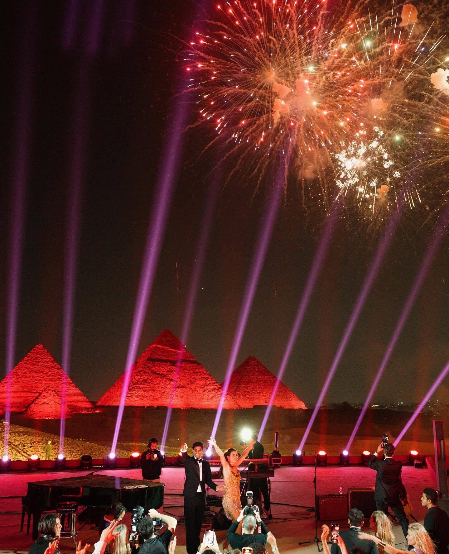 А могло бути в космосі. Американський мільярдер відсвяткував пишне весілля в Єгипті біля підніжжя пірамід