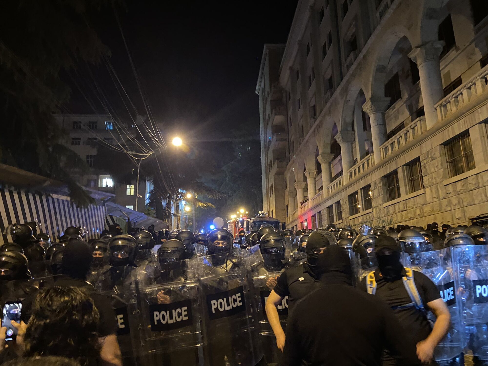 Правоохранители со щитами на масштабной акции протеста граждан
