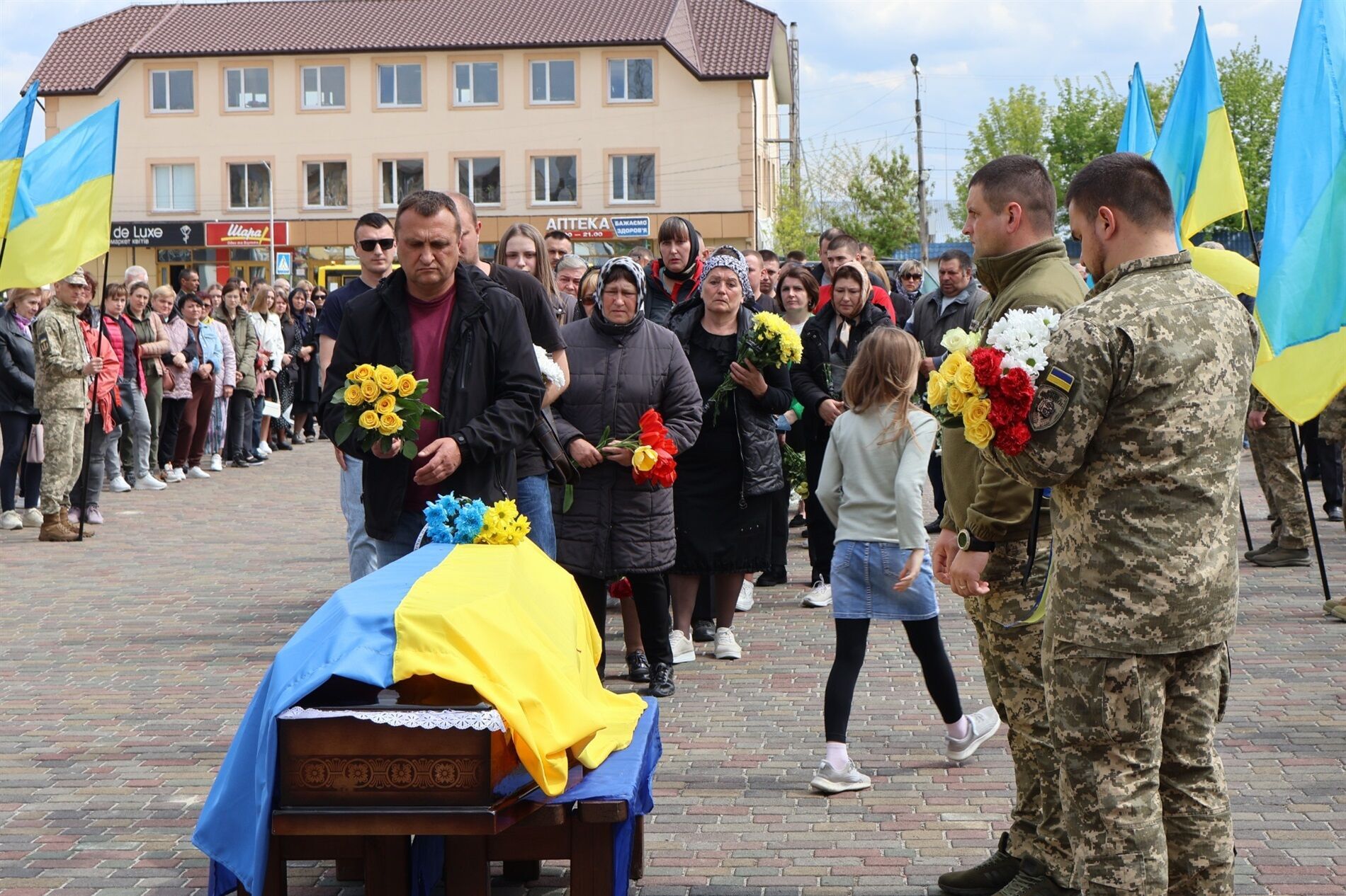 Ему навсегда будет 27: в Ривненской области попрощались с воином с позывным "Боксер", погибшим в боях на Луганщине. Фото