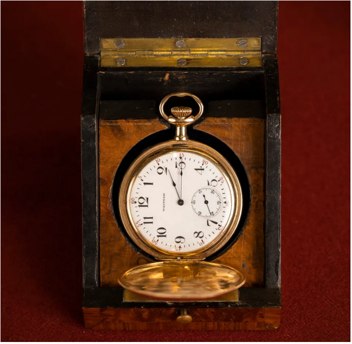 Золотые карманные часы самого богатого человека на "Титанике" продали на аукционе в Великобритании за рекордные 1,175 млн фунтов стерлингов