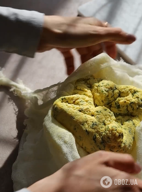 Соленый молочный комок вместо сыра в пасхальную корзину: как приготовить блюдо
