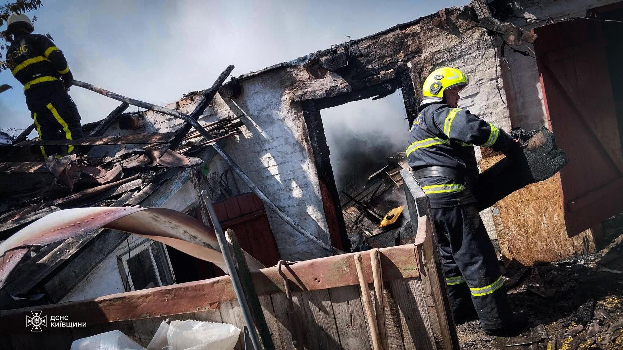 На Киевщине во время тушения хозяйственного здания спасатели обнаружили тело мужчины. Подробности трагедии
