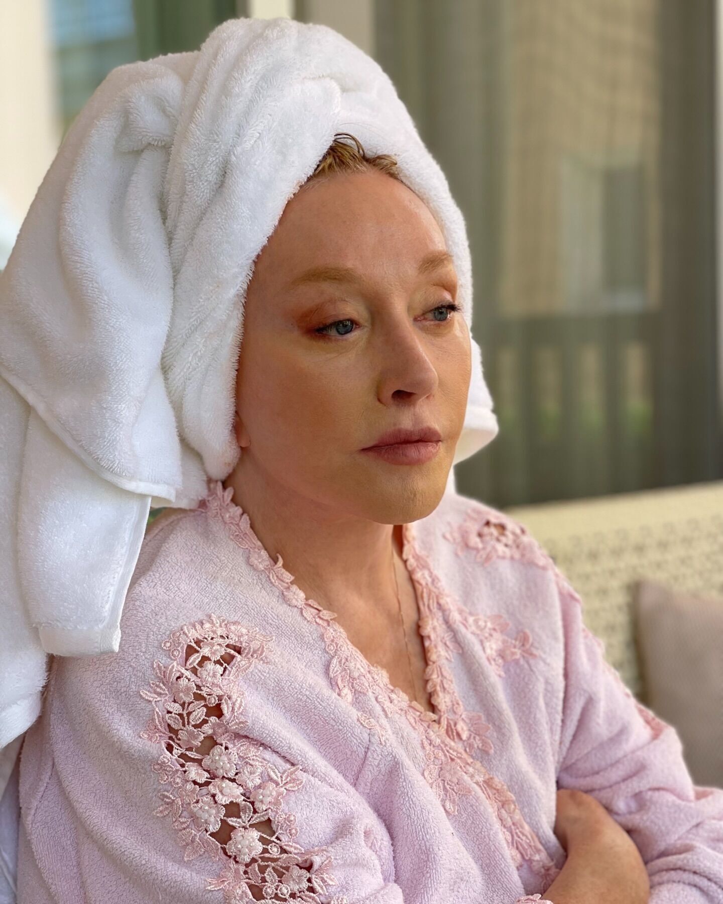 Алла Пугачева как она есть: Максим Галкин показал фото жены в халате и с полотенцем на голове