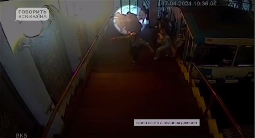 Появилось видео с моментом убийства подростка работником УГО в фуникулере Киева