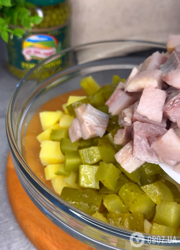 Салат с картофелем, селедкой и солеными огурцами: идеальное сочетание продуктов