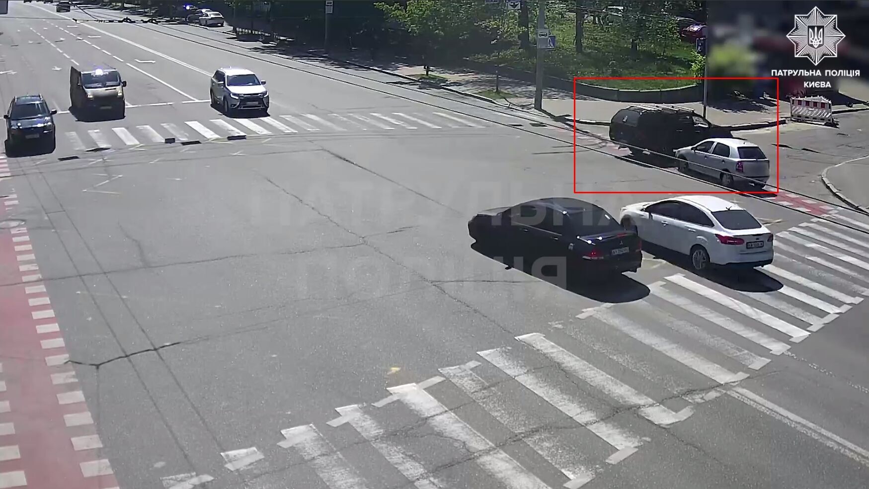 В Киеве столкнулись две легковушки, одна из машин перевернулась: момент ДТП зафиксировала камера. Видео