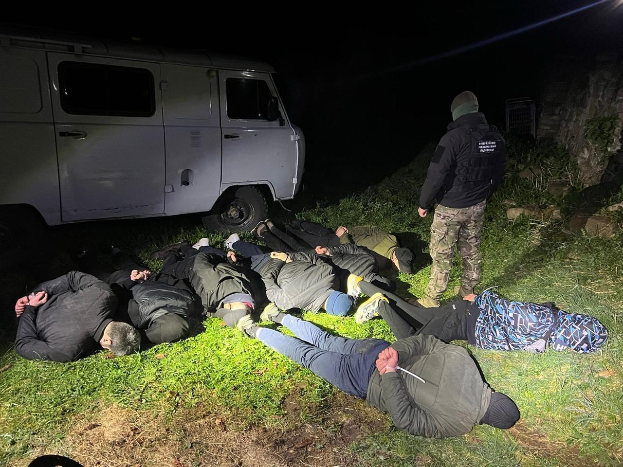 Отправились в "путешествие" на старой "буханке": пограничники поймали мужчин, которые хотели бежать в Румынию. Видео
