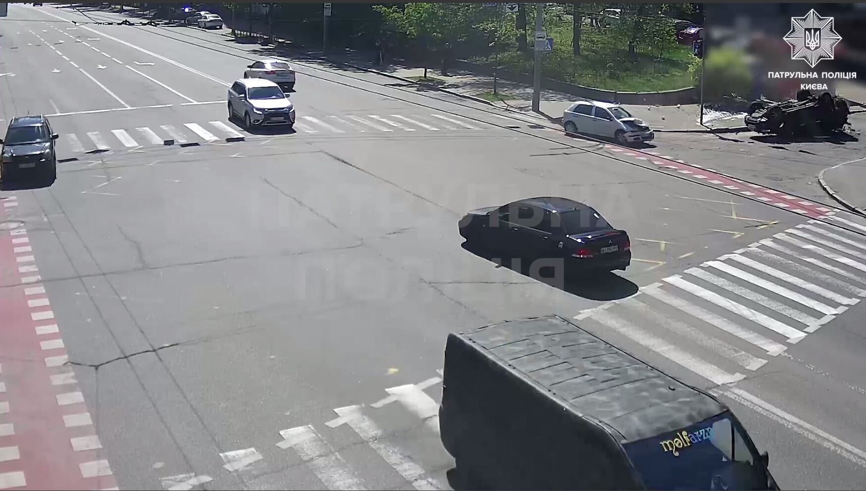 У Києві зіткнулись два легковики, одна з машин перекинулась: момент ДТП зафіксувала камера. Відео