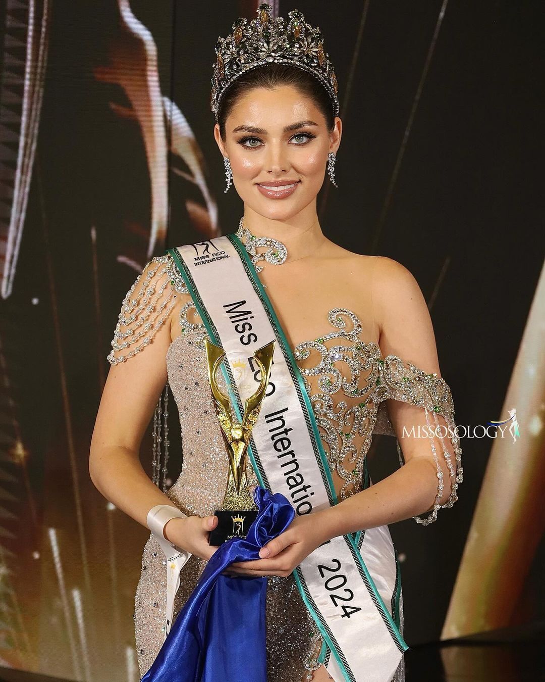 Українка Ангеліна Усанова виграла конкурс краси Miss Eco International-2024 в Єгипті: її сукня-символ війни підкорила журі. Фото