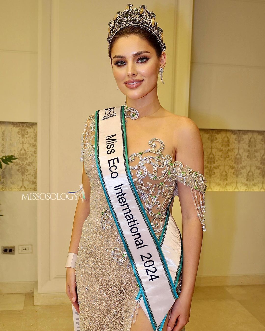 Українка Ангеліна Усанова виграла конкурс краси Miss Eco International-2024 в Єгипті: її сукня-символ війни підкорила журі. Фото