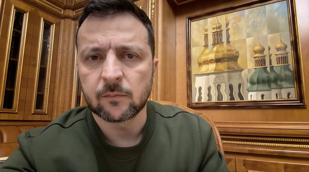 "Усім надається допомога": Зеленський розповів про ситуацію в Одесі після ракетної атаки росіян. Відео