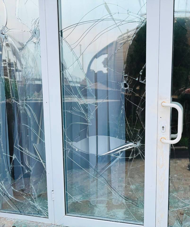 Окна дома, поврежденные в результате российской воздушной атаки
