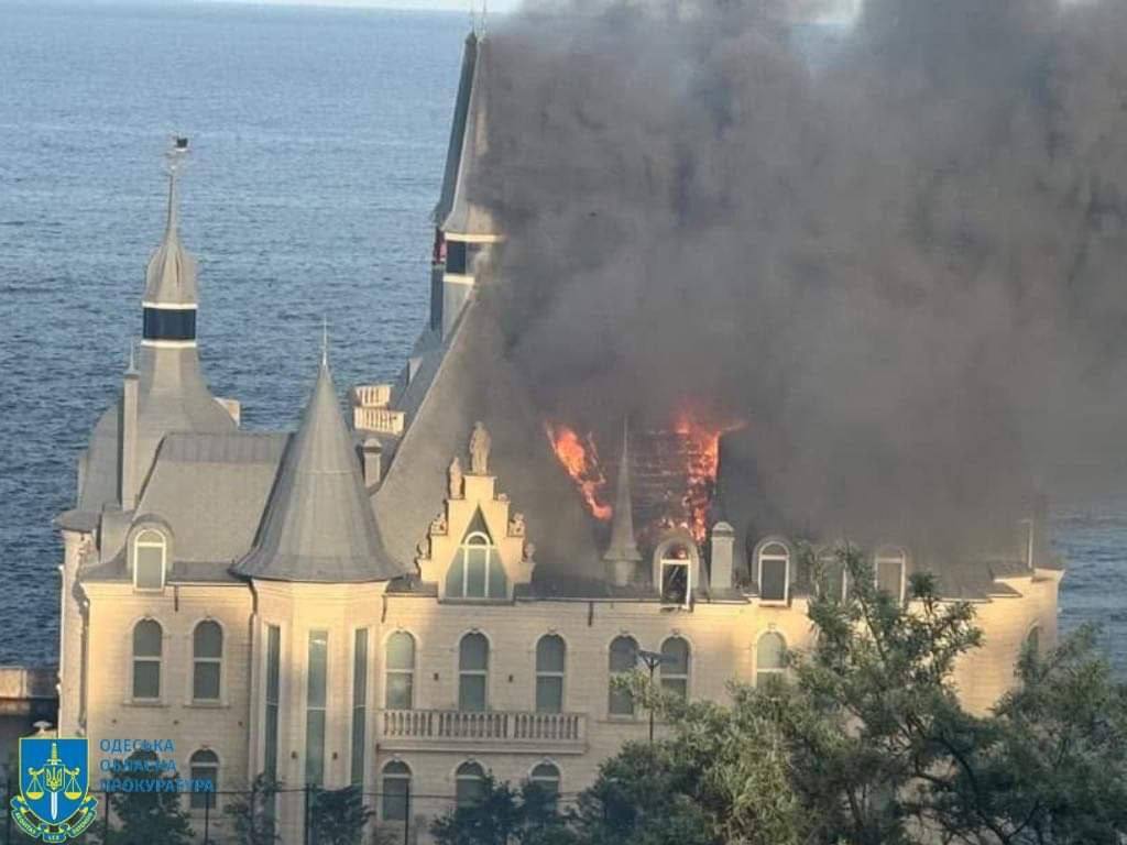 Дым и пламя над зданием