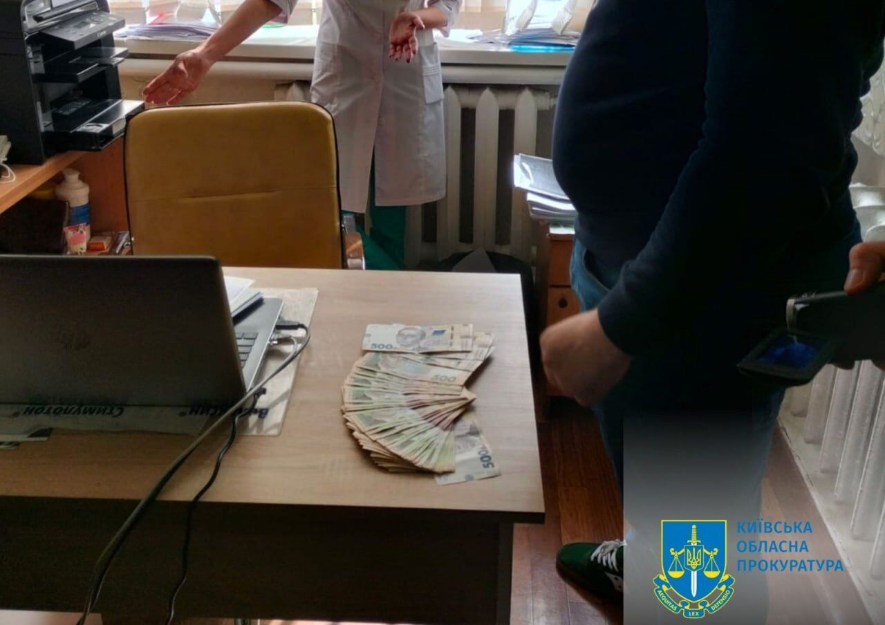 Вимагала хабаря за оформлення інвалідності дитині: на Київщині викрили лікаря-психіатра. Фото