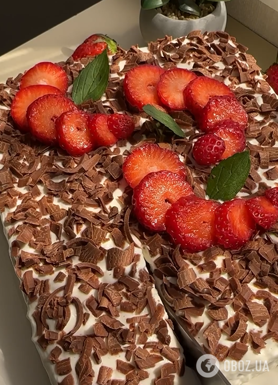 Элементарный торт с клубникой без выпечки: в основе обычное печенье