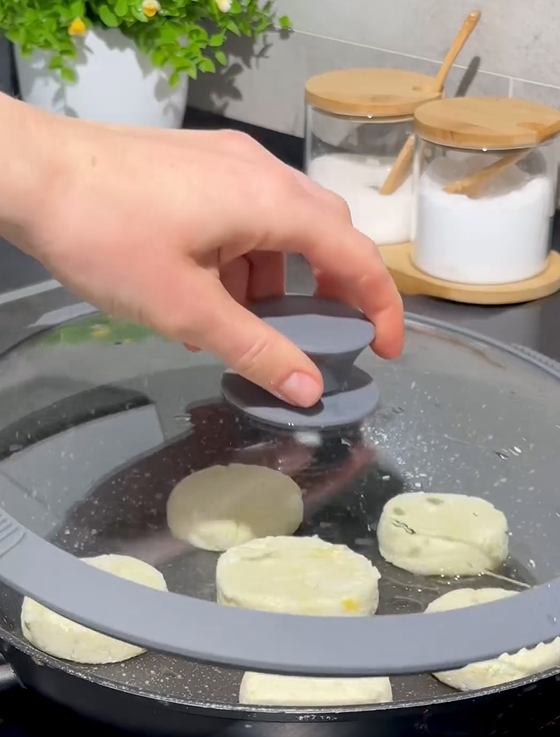 Скільки яєць додати у тісто на сирники, щоб вони не розпадались: є один простий секрет