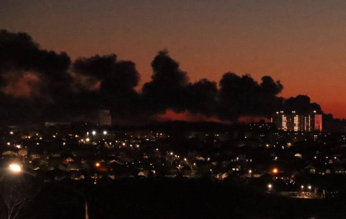 У російському Курську пролунали вибухи: над містом видніється червона заграва. Фото і відео
