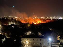 В российском Курске раздались взрывы: над городом виднеется красное зарево. Фото и видео