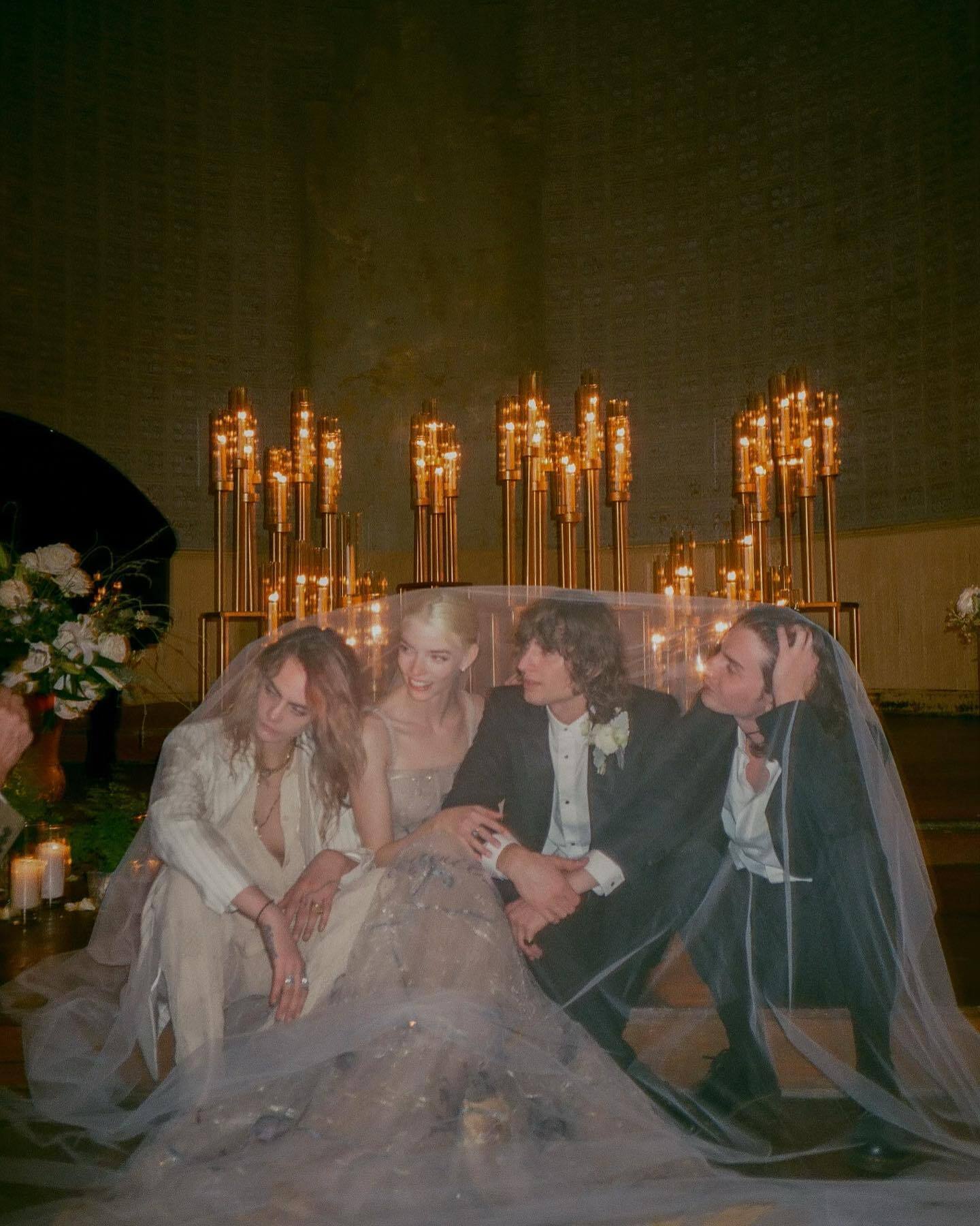 Аня Тейлор-Джой вперше показала фото зі свого таємного весілля в 2022 році і засвітила "кривавий" торт у вигляді анатомічних сердець
