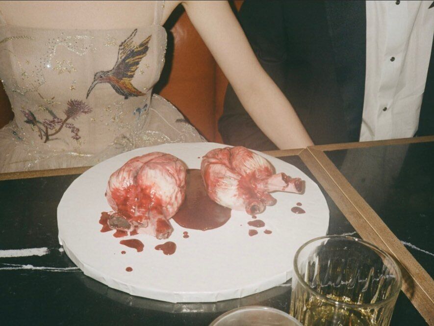 Аня Тейлор-Джой впервые показала фото со своей тайной свадьбы в 2022 году и засветила "кровавый" торт в виде анатомических сердец