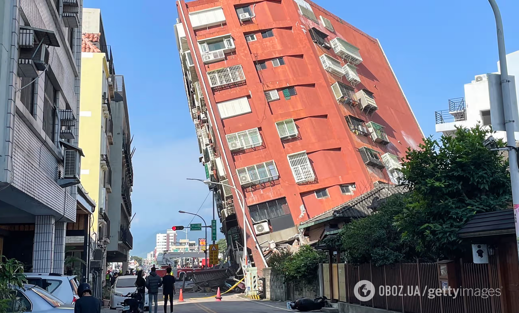 Самое сильное за 25 лет: Тайвань всколыхнуло землетрясение магнитудой 7,7, есть погибшие и десятки раненых. Фото и видео