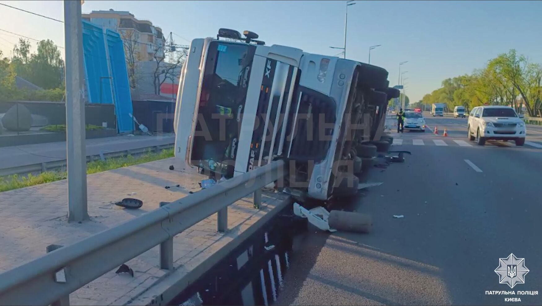 Ледь не загинула жінка-пішохід: у Києві на Окружній дорозі перекинулась вантажівка. Подробиці і відео