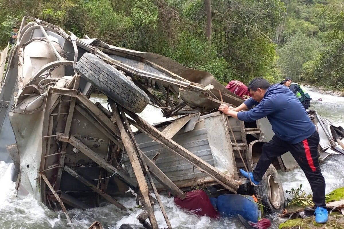 У Перу пасажирський автобус злетів у прірву, загинули десятки людей. Фото