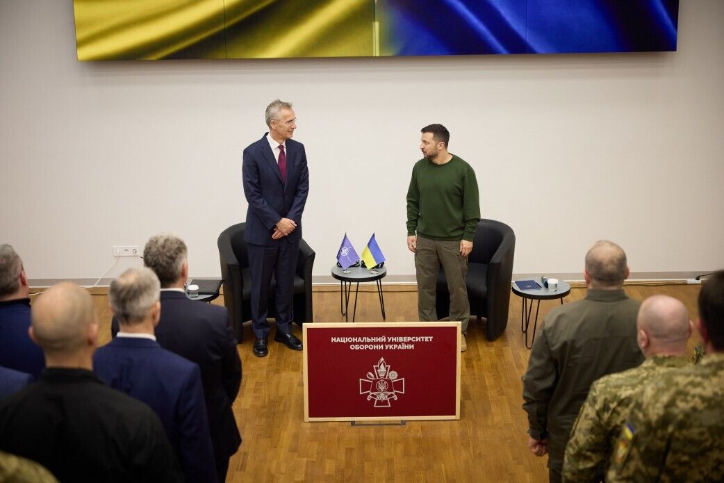 Зеленський і Столтенберг зустрілися з офіцерами, які проходять курси військової освіти за стандартами НАТО. Відео