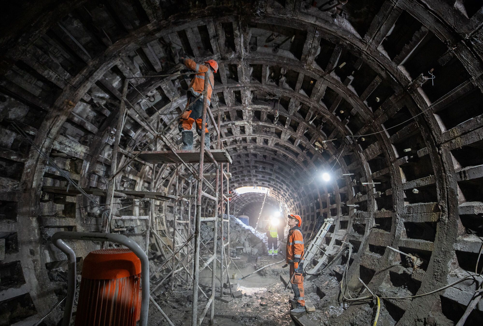 Начали демонтаж тюбингов: в КГГА показали, как ремонтируют тоннель между станциями "Демиевская" и "Лыбедская". Фото и видео