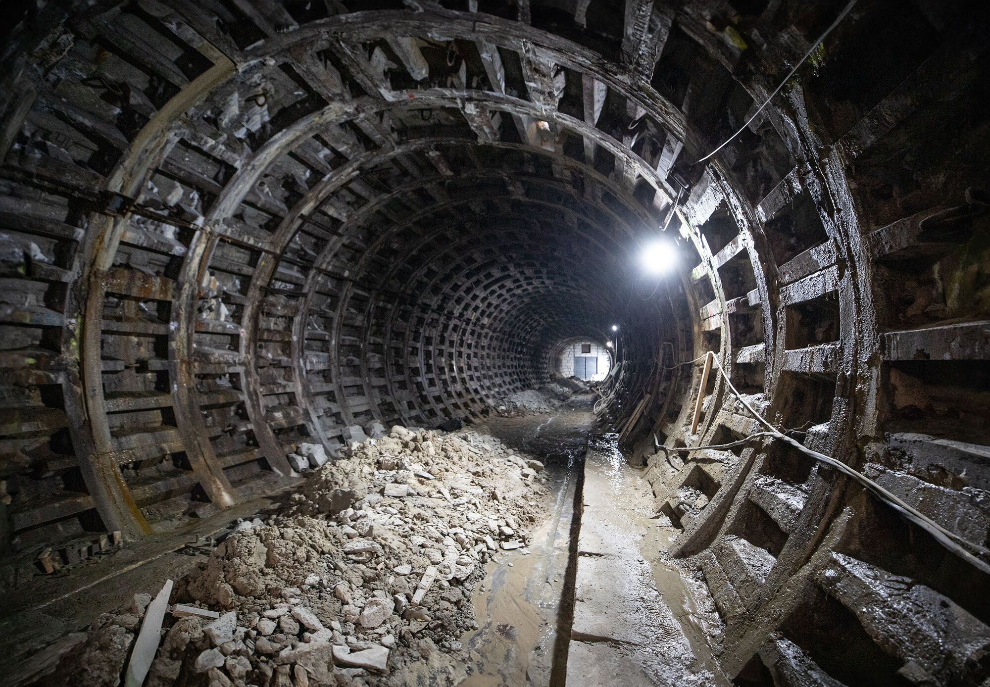 Почали демонтаж тюбінгів: у КМДА показали, як ремонтують тунель між станціями "Деміївська" і "Либідська". Фото і відео