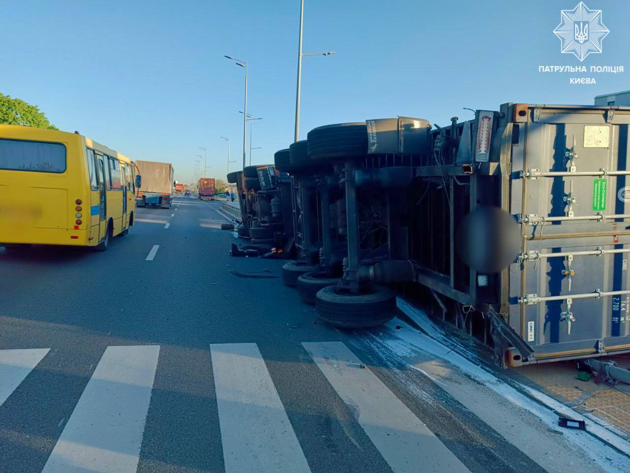 Ледь не загинула жінка-пішохід: у Києві на Окружній дорозі перекинулась вантажівка. Подробиці і відео queiueiqudiqhzant