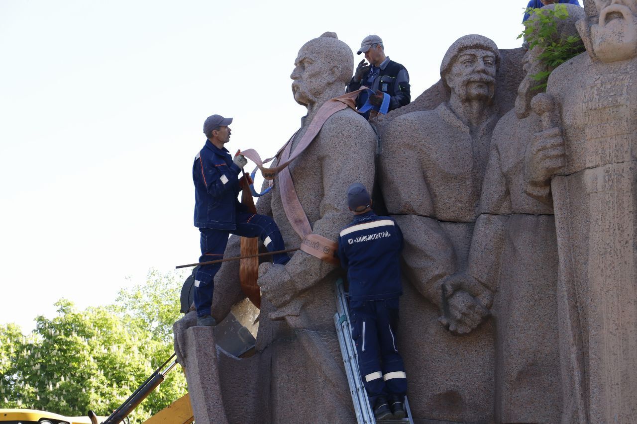 В Киеве начали демонтаж композиции в честь Переяславской рады под аркой "Свободы украинского народа". Подробности и фото